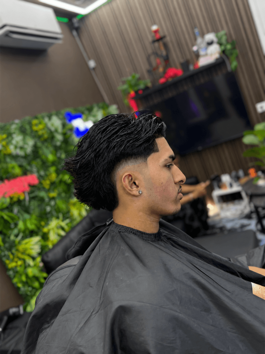 Zijprofiel van een textured mullet met taper fade, nat gestyled
